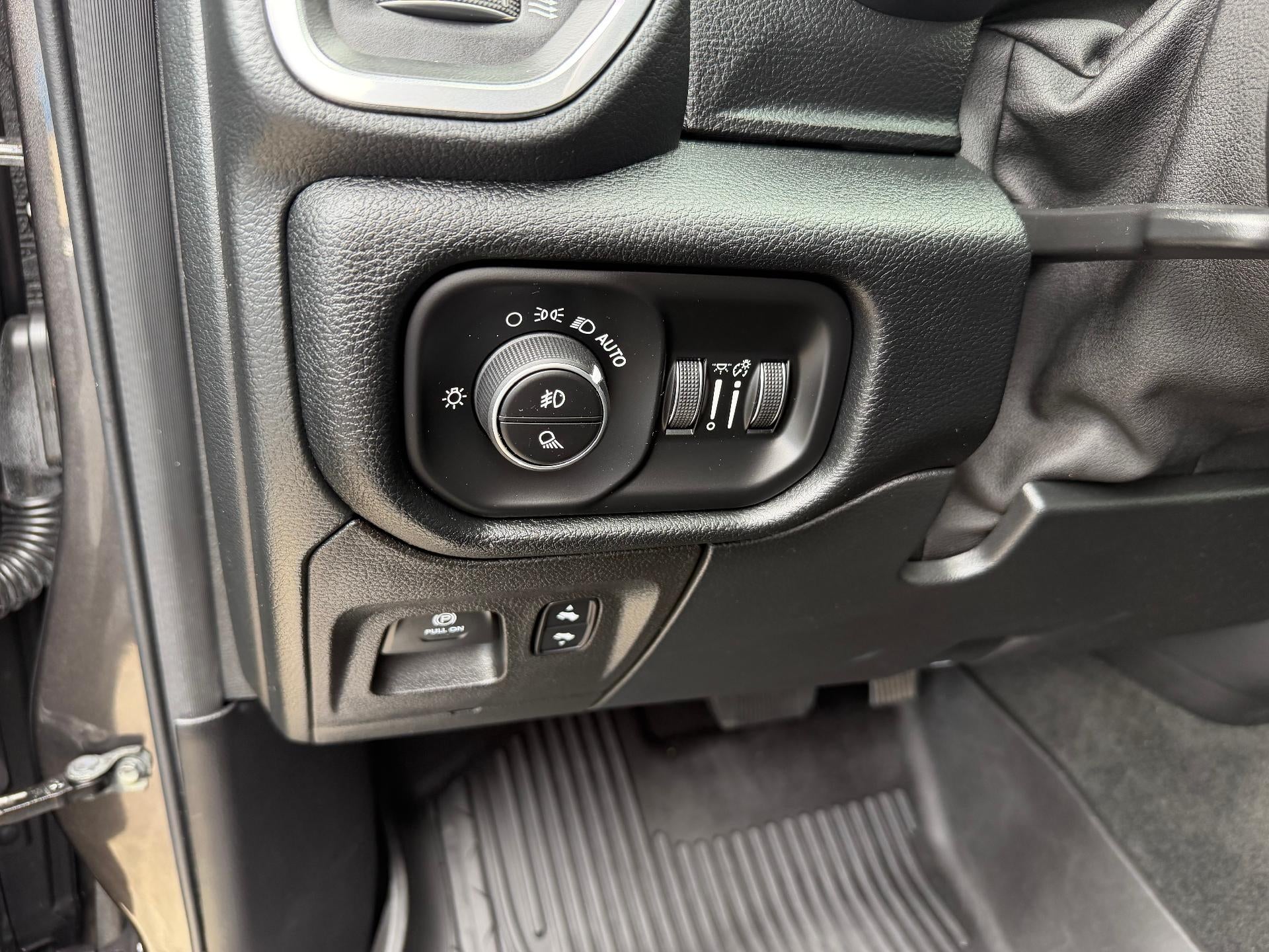 2022 RAM 1500 Laramie Crew Cab 4x4 5'7" Box
